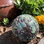 Boule céramique cratère de lune bleu vert jardin Claymee