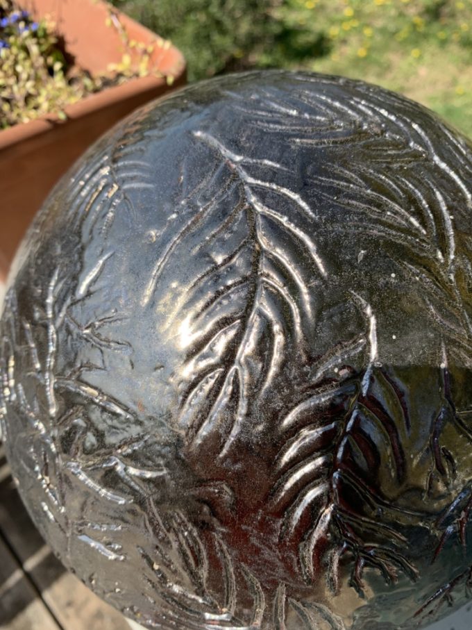Sphère céramique dorée pour jardin décoratif Claymee