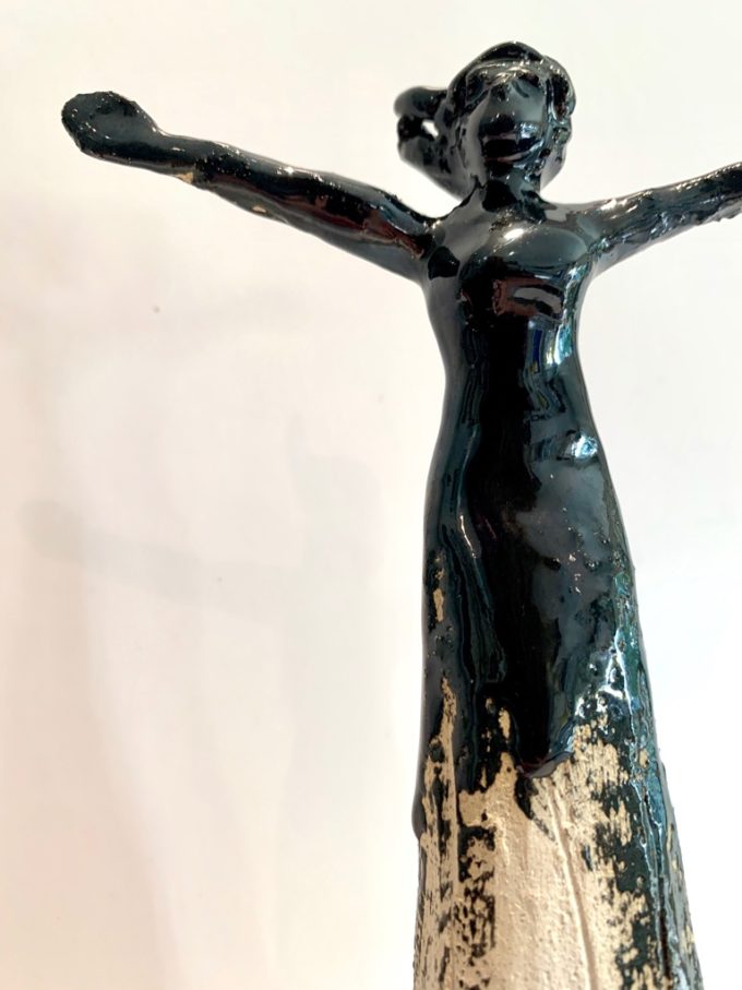 femme sculpture bras en croix joie pièce unique