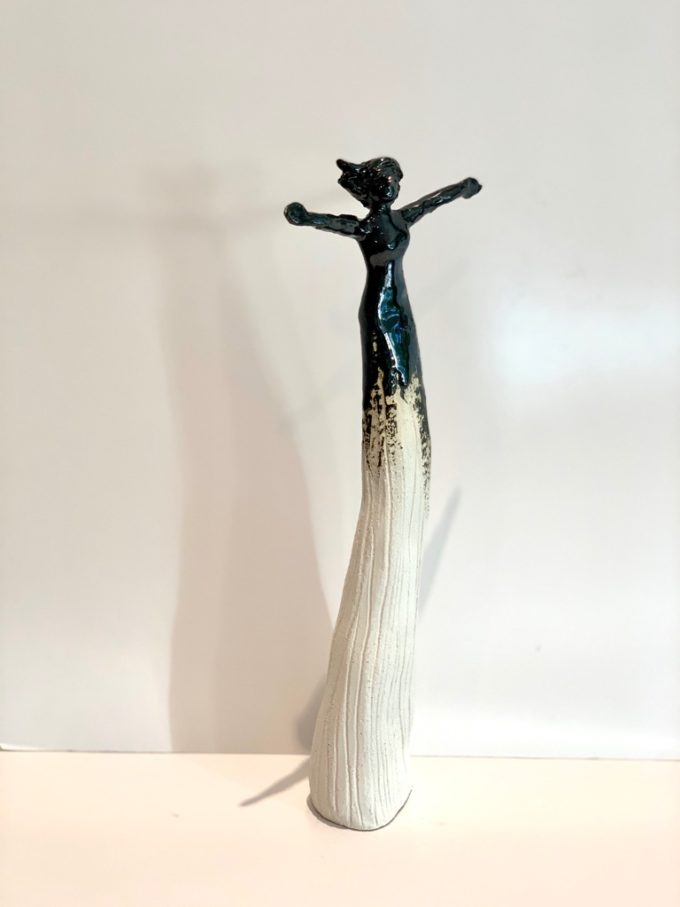 femme sculpture terre cuite et céramique noir et blanc claymee