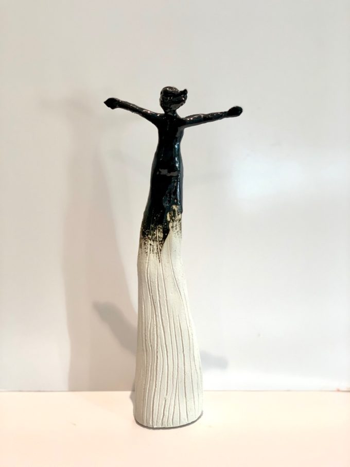 femme sculptée joyeuse céramique pièce unique