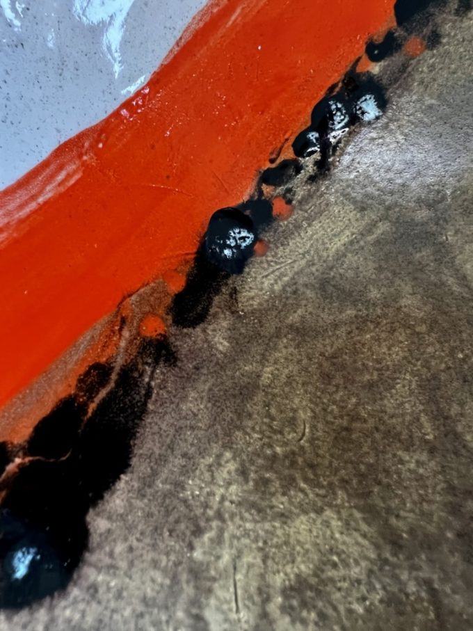 détail coupe céramique orange bronze et tourbe