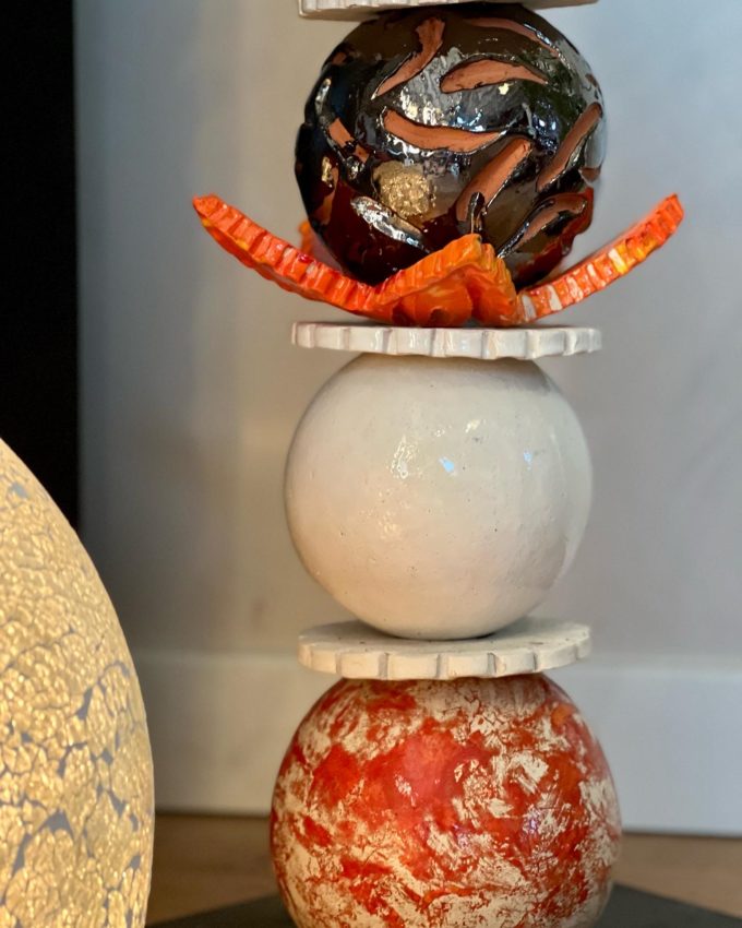 orange bronze doré et blanc totem céramique claymee lyon