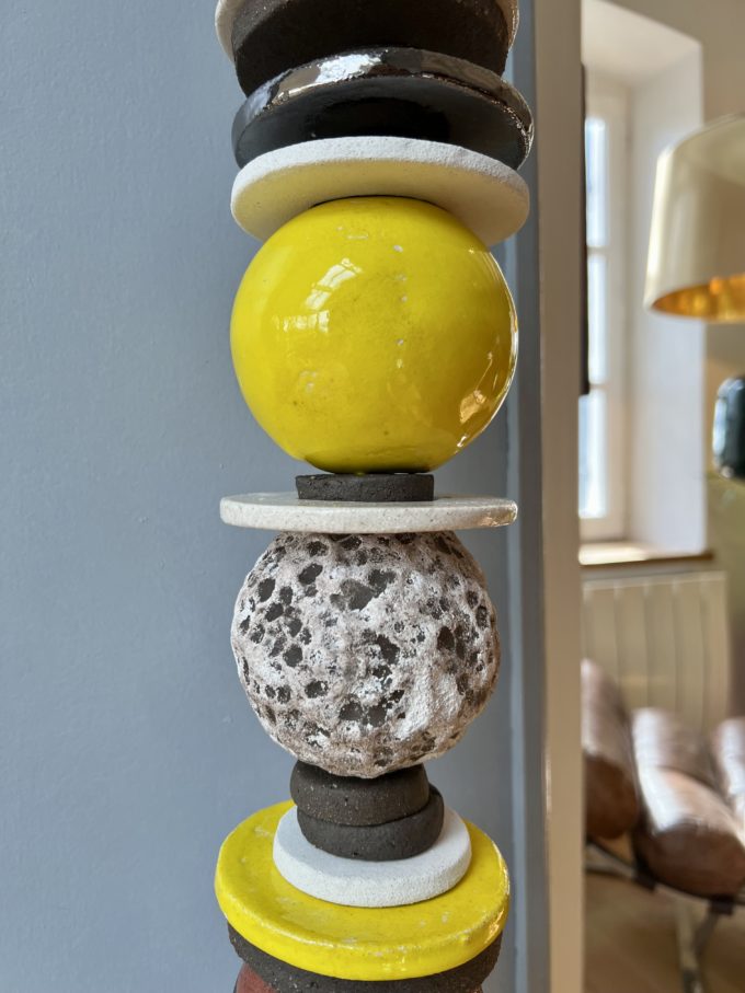 jaune et bronze totem céramique pièce unique claymee lyon