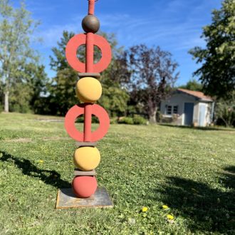 totem céramique rouge et orange jardin claymee lyon
