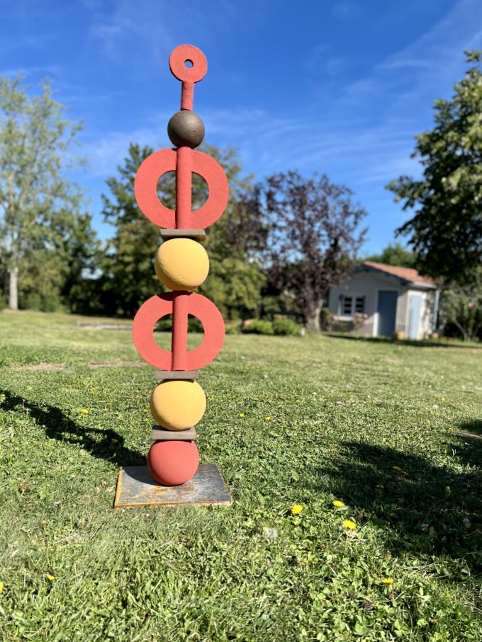 totem céramique rouge et orange jardin claymee lyon