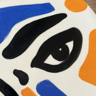 plat céramique fait main pièce unique. commandez votre propre plat selon vos propres couleurs. claymee