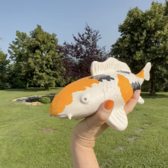 Carpe koï en céramique fait main, modèle unique, commandez votre pièce claymee.com