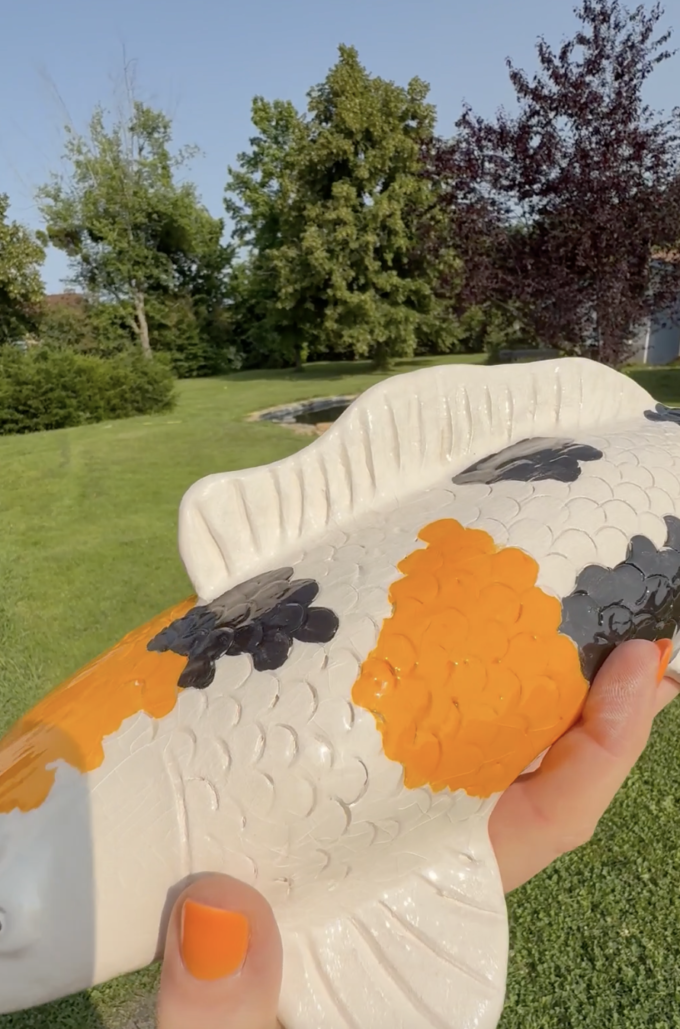 détail dos carpe Koi pièce unique modelée à la main claymee clairemichelini