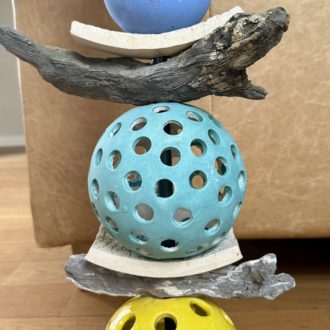 totem céramique turquoise et jaune fait main claymee claire michelini création personnalisable