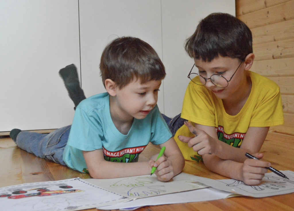 enfants qui dessinent - Claymee céramique et sculpture - claire michelini - développer la créativité des enfants 